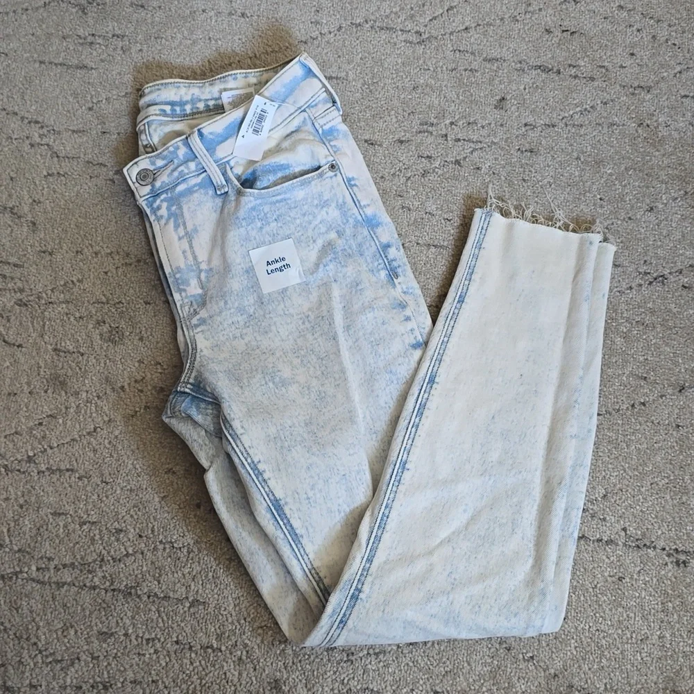 Old navy Acid Wash Jeans, size 4, ankle length, NWT - Picture 11 of 16